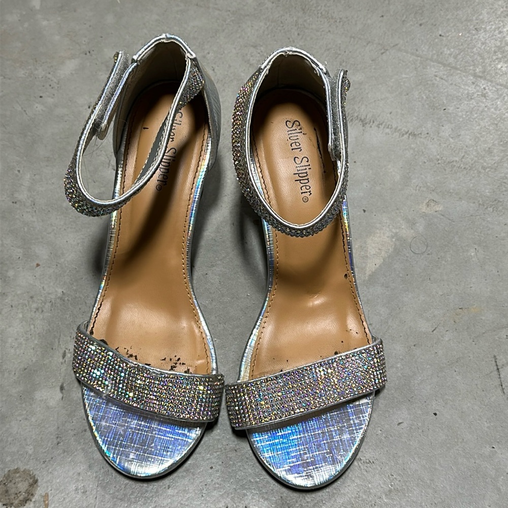 Silver Slipper Shoes | Silver Sparkly Older Child/Juniors Heeled Shoe | Size 4‎